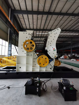 Customizable Hammer Mill Crusher with ≤3 mm Materials Outlet, 320kw Power, and 2 Years Warranty for Mineral Processing